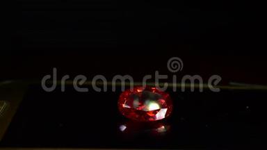 红宝石是一种红色宝石，具有美丽的光泽和反光。